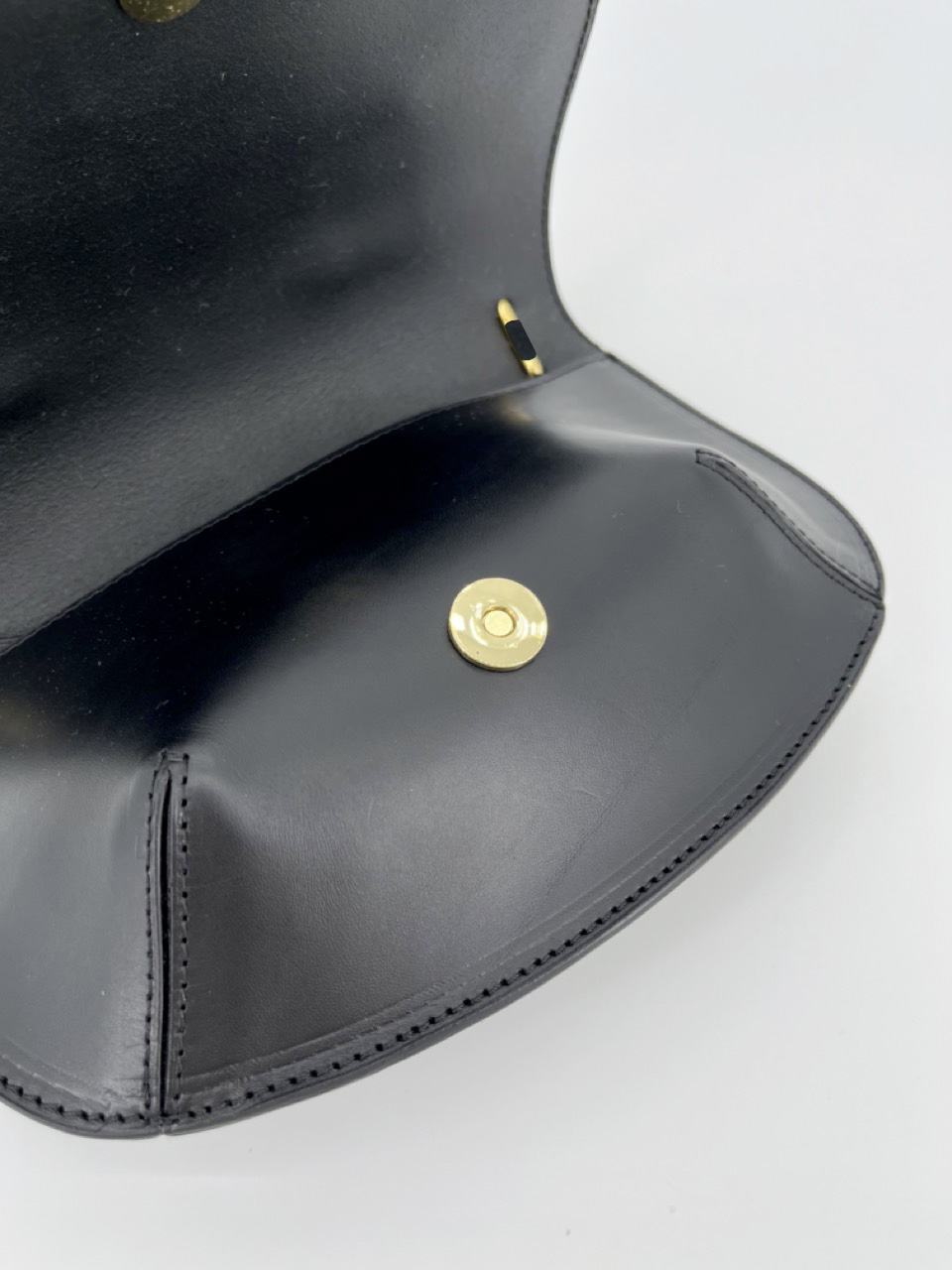 Ouverture rabat sac noir en cuir AUGURA made in france