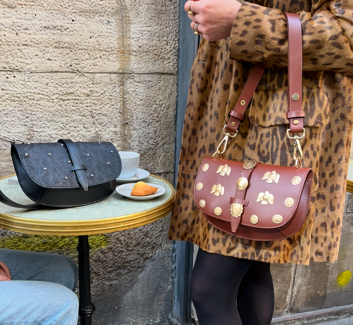 Deux jeunes parisiennes mode à paris
